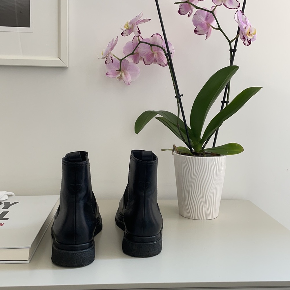 Vince Black Chelsea Boots - Picture 2 of 6